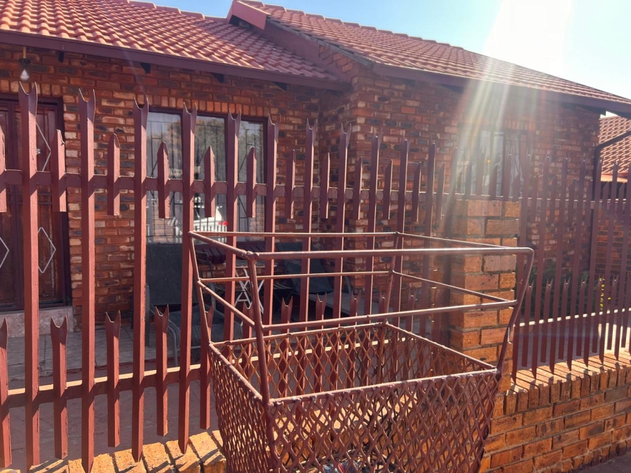 2 Bedroom Property for Sale in Geelhoutpark North West